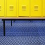 Hellblaue KARAT Hygienematte für Barfußzonen vor gelben Spinden. Poolumrandung.