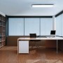 Moderne Büroeinrichtung mit Ledvance LED-Deckenleuchte Planon Plus, weiß, 100x25 cm.