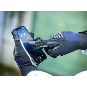 Hände mit LUX Arbeitshandschuhen bedienen ein Smartphone. Men Strong Protect Gr. 9.