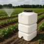 Weißer, quadratischer 500L Wassertank aus PE im Feld, verbunden mit Bewässerungssystem für Garten & Landwirtschaft.