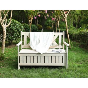 Gartenbank Chesty4 mit Truhe aus Tannenholz, grau-beige lasiert, mit Decke und Zeitschrift im Garten.