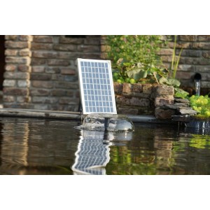 Ubbink Solarmax 1000 Springbrunnenpumpe mit Solarpanel und Batterie im Gartenteich.
