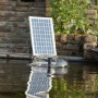 Ubbink Solarmax 1000 Springbrunnenpumpe mit Solarpanel und Batterie im Gartenteich.