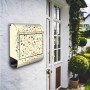 Edelstahl Briefkasten mit Blumenreigen Motiv und Zeitungsfach, montiert an einer weißen Hauswand.