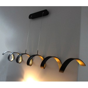 Moderne LED-Pendelleuchte Helix in Schwarz-Gold, spiralförmiges Design für Wohnräume.