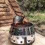 Petromax Atago Grill-Set mit Teekessel auf Grillrost im Outdoor-Einsatz.