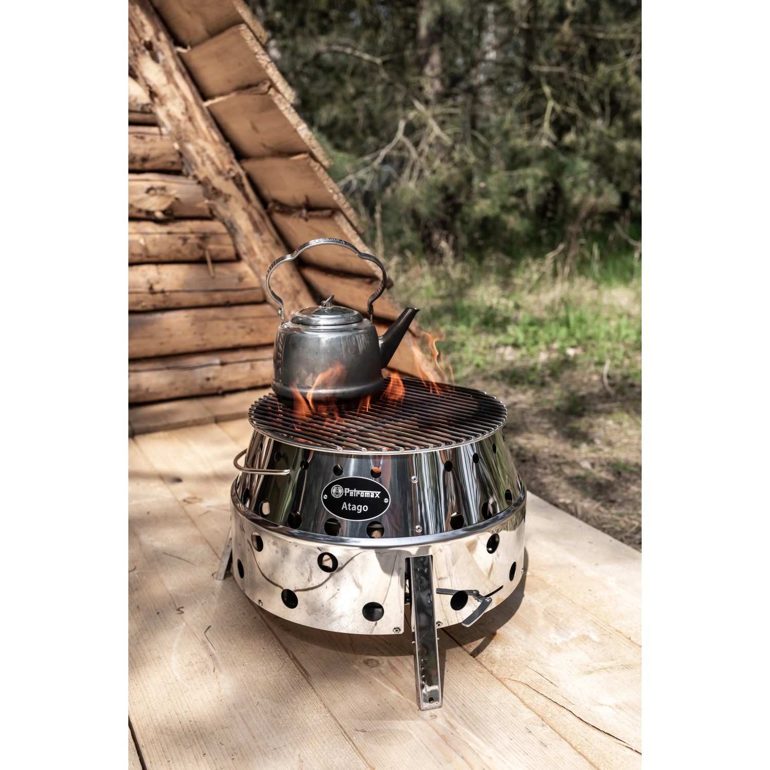 Petromax Atago Grill-Set mit Teekessel auf Grillrost im Outdoor-Einsatz.