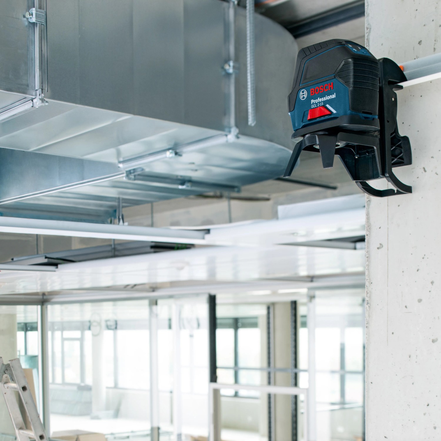 Bosch Professional GCL 2-15 Linienlaser an Wand montiert, für präzise Messungen.