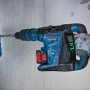 Bosch Professional Akku-Bohrhammer GBH 18V-40C in Aktion beim Bohren in Betonwand.