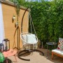 Schwarzes AMANKA Hängestuhlgestell aus Metall mit Hängesessel auf Terrasse. Wetterfest, 210 cm hoch, bis 150 kg.