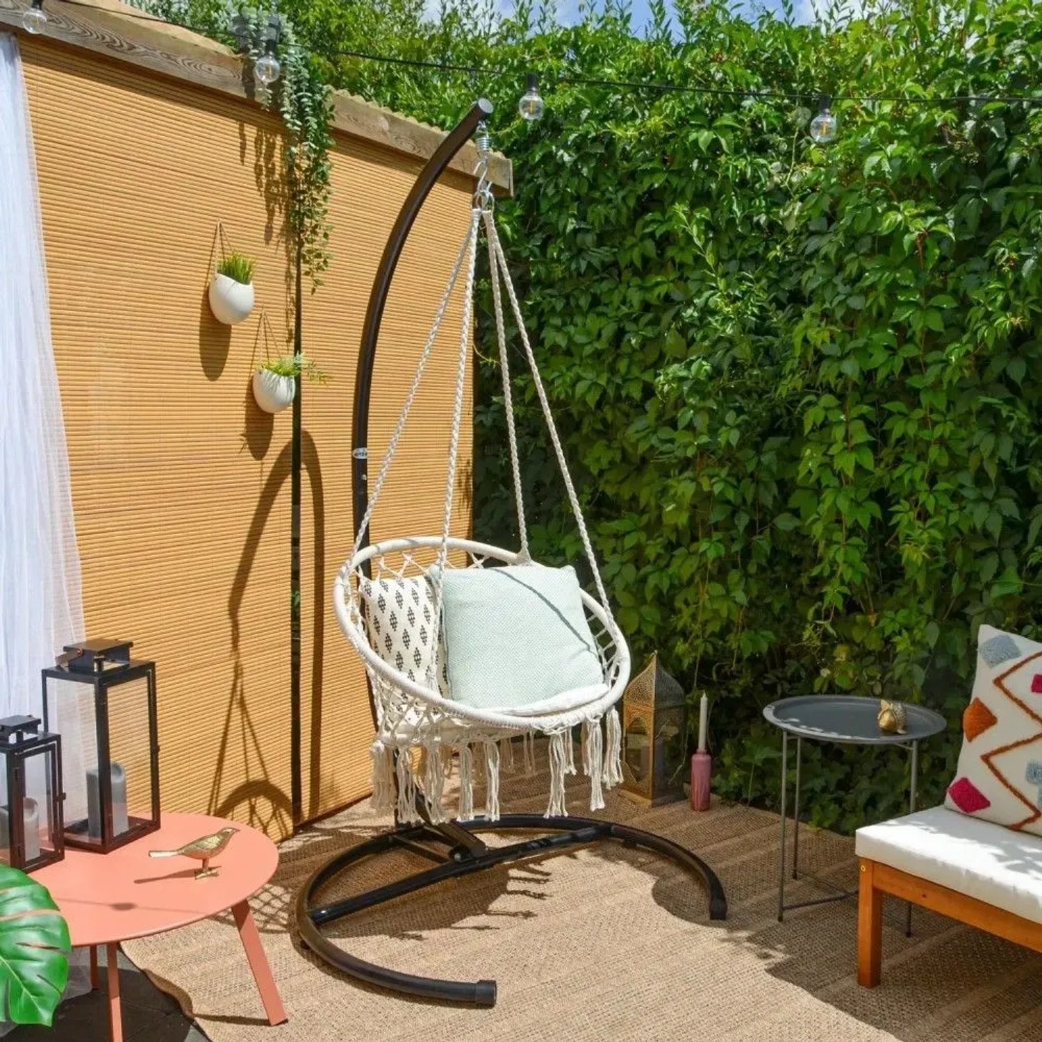 Schwarzes AMANKA Hängestuhlgestell aus Metall mit Hängesessel auf Terrasse. Wetterfest, 210 cm hoch, bis 150 kg.