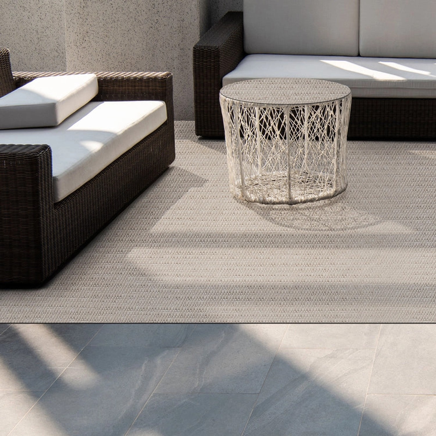 Beiger KARAT Outdoor Teppich Turin (180x500 cm) auf Terrasse mit Möbeln.