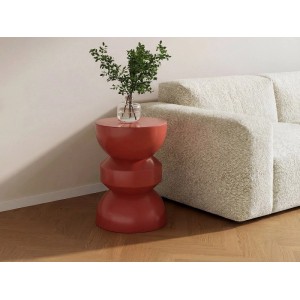 Terrakottafarbener Gartenbeistelltisch Toqo aus Metall, 35 cm, mit runder Form neben Sofa.