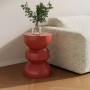 Terrakottafarbener Gartenbeistelltisch Toqo aus Metall, 35 cm, mit runder Form neben Sofa.