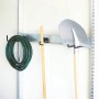 Biohort Haken-Set für CasaNova Gartenhaus: Hakenleiste mit Gartenschlauch, Schaufel und Stiel.