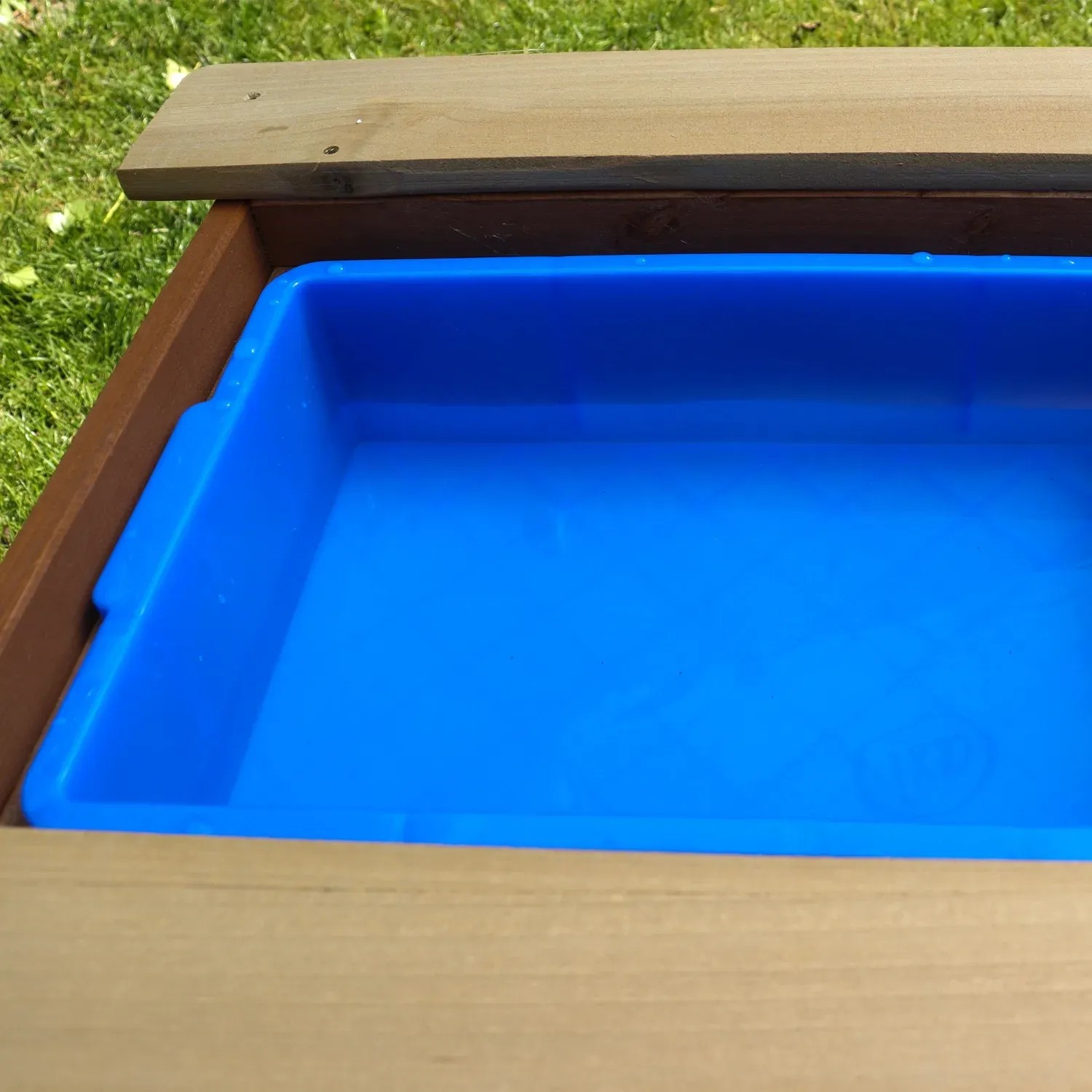 Detailansicht: Blauer Wasserbehälter im Axi Sand- und Wasser-Picknicktisch Dennis.