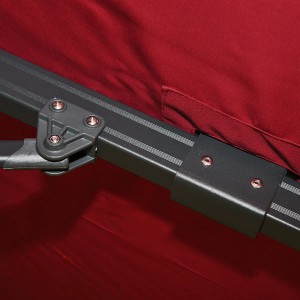 Detailaufnahme: Bordeauxroter MCW Ampelschirm A96 (3x4m) mit Aluminiumgestell.