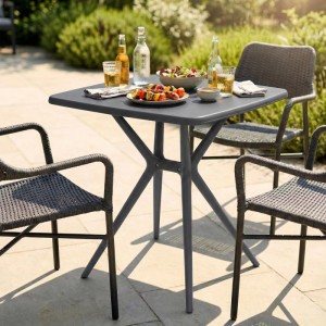 Dunkelgrauer CLP Gartentisch Becky, eckig, aus Kunststoff, mit X-förmigem Gestell auf Terrasse. Ideal für Outdoor.