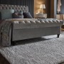 Grauer Flair Rugs Hochflorteppich Feather Soft mit zotteligem Flor im Schlafzimmer. Weicher Teppich für Wohnbereiche.
