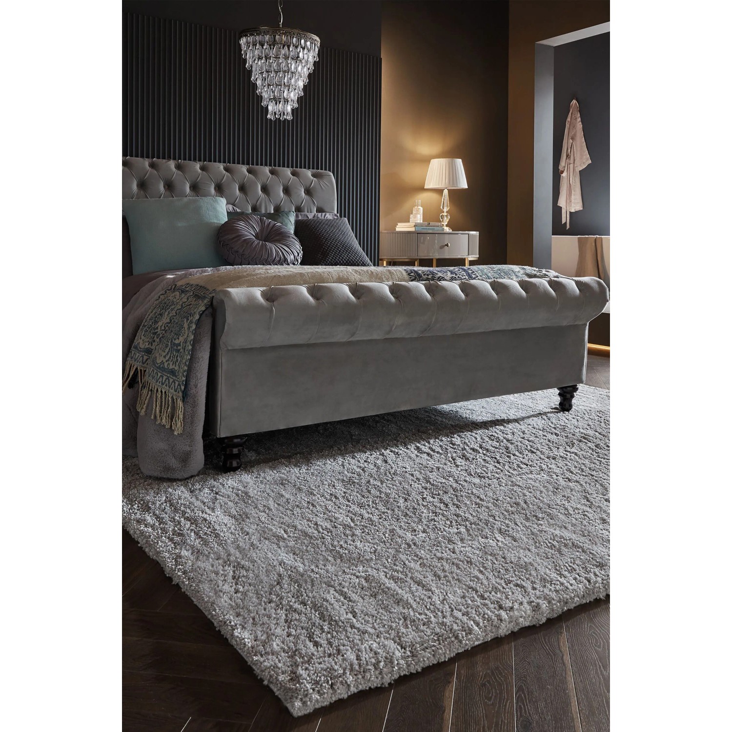 Grauer Flair Rugs Hochflorteppich Feather Soft mit zotteligem Flor im Schlafzimmer. Weicher Teppich für Wohnbereiche.