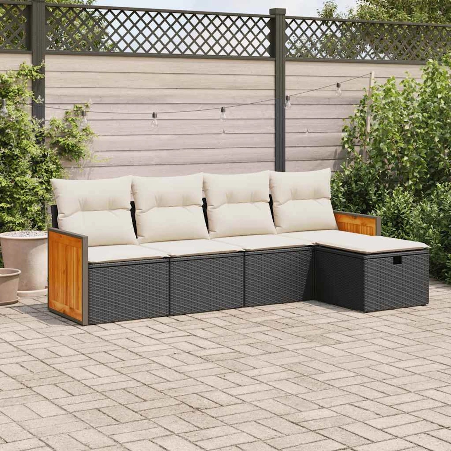 Schwarze 5-tlg. vidaXL Garten-Sofagarnitur aus Poly Rattan mit cremefarbenen Kissen.