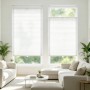 Weißes Klemmfix Plissee Faltrollo an zwei Fenstern im hellen Wohnzimmer. Blickdichter Sonnenschutz für Fenster & Türen.