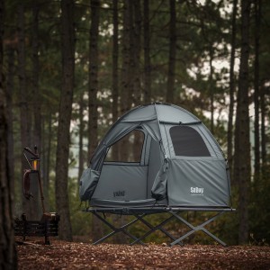 Graues SoBuy 3in1 Campingzelt für 1 Person im Outdoor-Bereich, aufgebaut auf einem Feldbett.