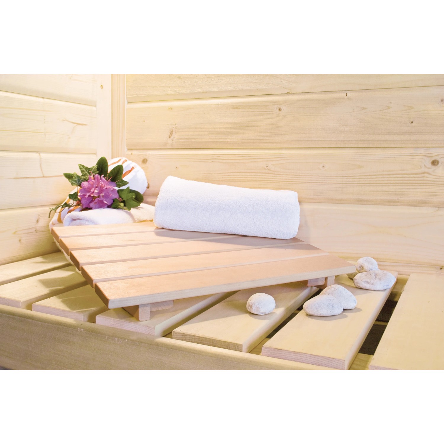 Detailaufnahme der Karibu Sauna Tjorven mit Handtüchern und Dekosteinen auf der Saunabank.
