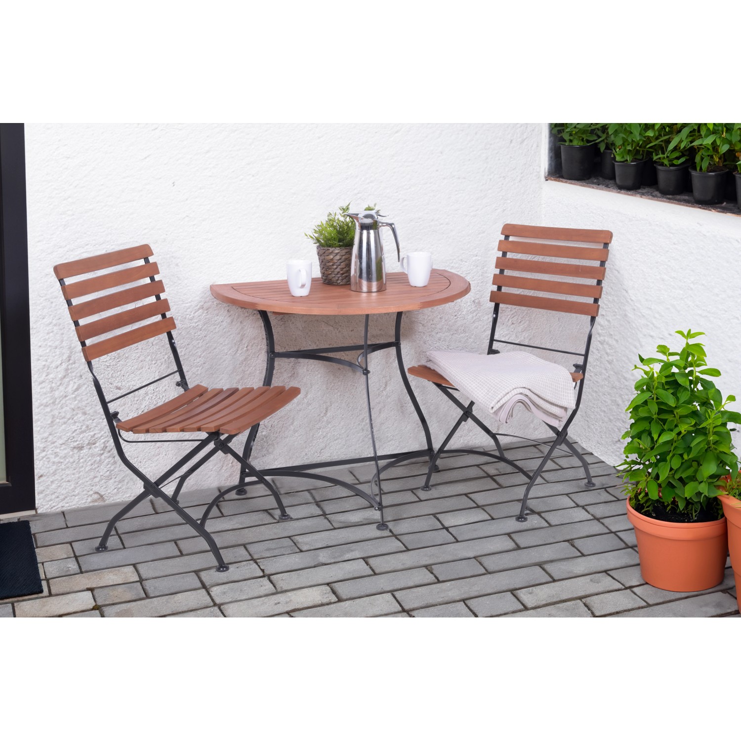 Halbrunder Gartentisch Wien mit zwei Stühlen, braun-schwarzes Stahlgestell, Holztischplatte.