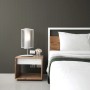 Graue Tadessi Art Deco Vliestapete mit dezentem geometrischem Muster im Schlafzimmer. Schafft moderne, elegante Akzente.