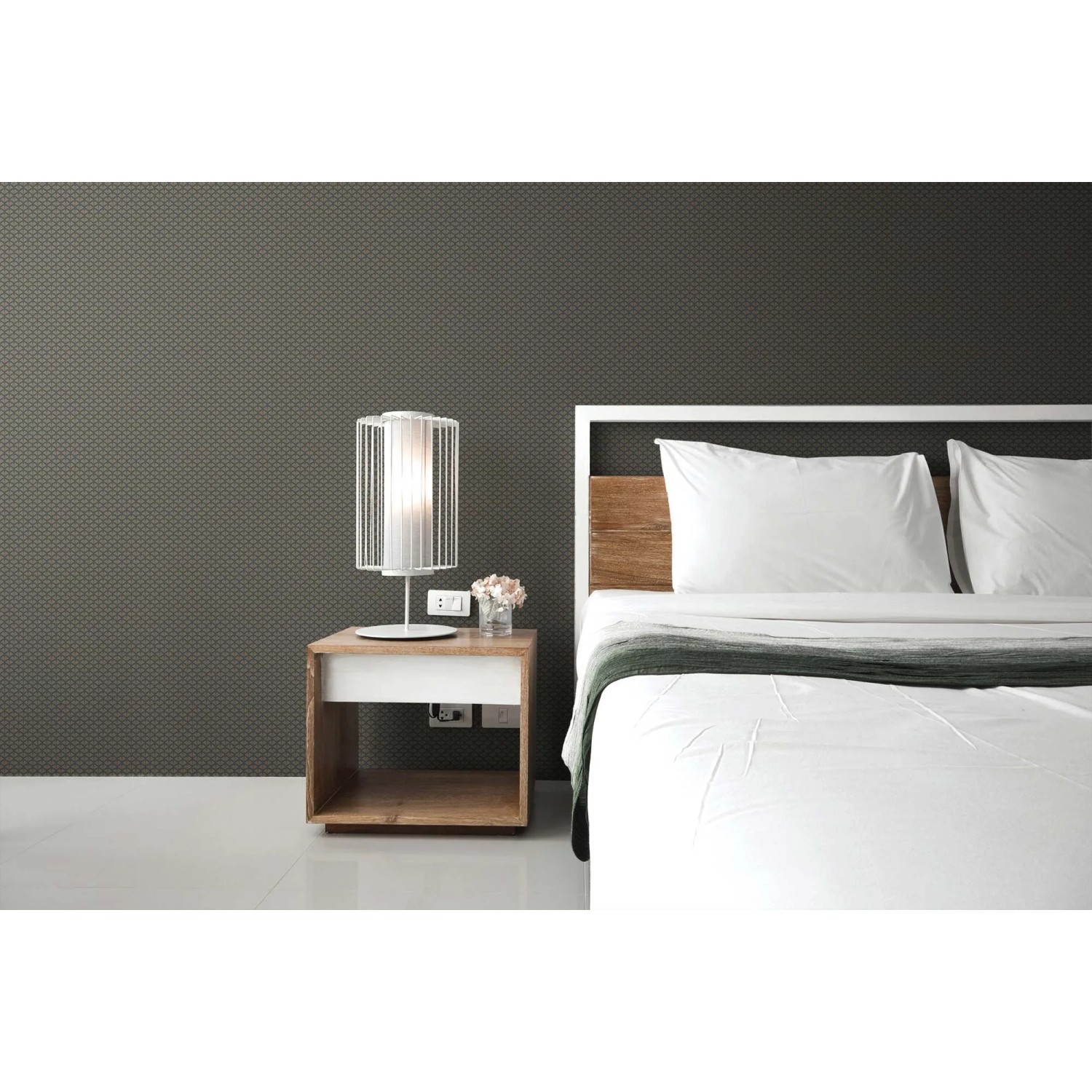 Graue Tadessi Art Deco Vliestapete mit dezentem geometrischem Muster im Schlafzimmer. Schafft moderne, elegante Akzente.