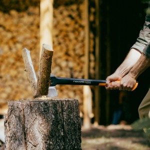 Fiskars Spaltaxt X24 beim Holzspalten auf Hackklotz, sicherer Halt.