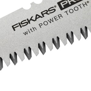 Detailaufnahme der Fiskars Metallsäge Pro PowerTooth (15 cm) mit scharfen Zähnen.