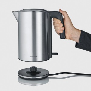 Hand hebt Severin Wasserkocher WK 3449 aus Edelstahl von schwarzer 360° Basis. Schnurloses System für einfache Bedienung.