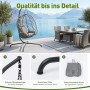 Grauer Rattan Hängesessel mit Gestell, Kissen auf Balkon. Details: Feder, rutschfeste Füße, verpacktes Kissen. Für Garten & Indoor.