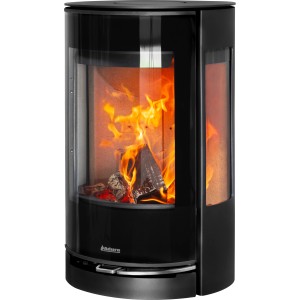Schwarzer Aduro Kaminofen 22.4 Lux mit Automatik und brennendem Holz im Feuerraum.