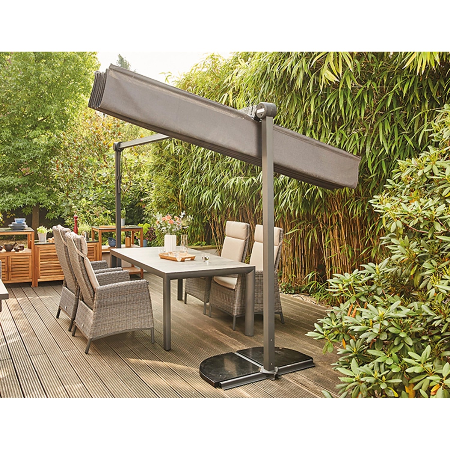 Anthrazitfarbener Siena Garden Marktschirm 350x250 cm mit Neigungsfunktion über einer Sitzgruppe.