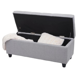 MCW Aufbewahrungstruhe Kriens, hellgrau, mit geöffnetem Deckel und Stauraum für Kissen und Decken.