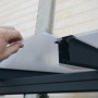 Detailaufnahme: Montage der grauen Palram Sierra Terrassenüberdachung (619x295 cm) mit Doppelstegplatten.