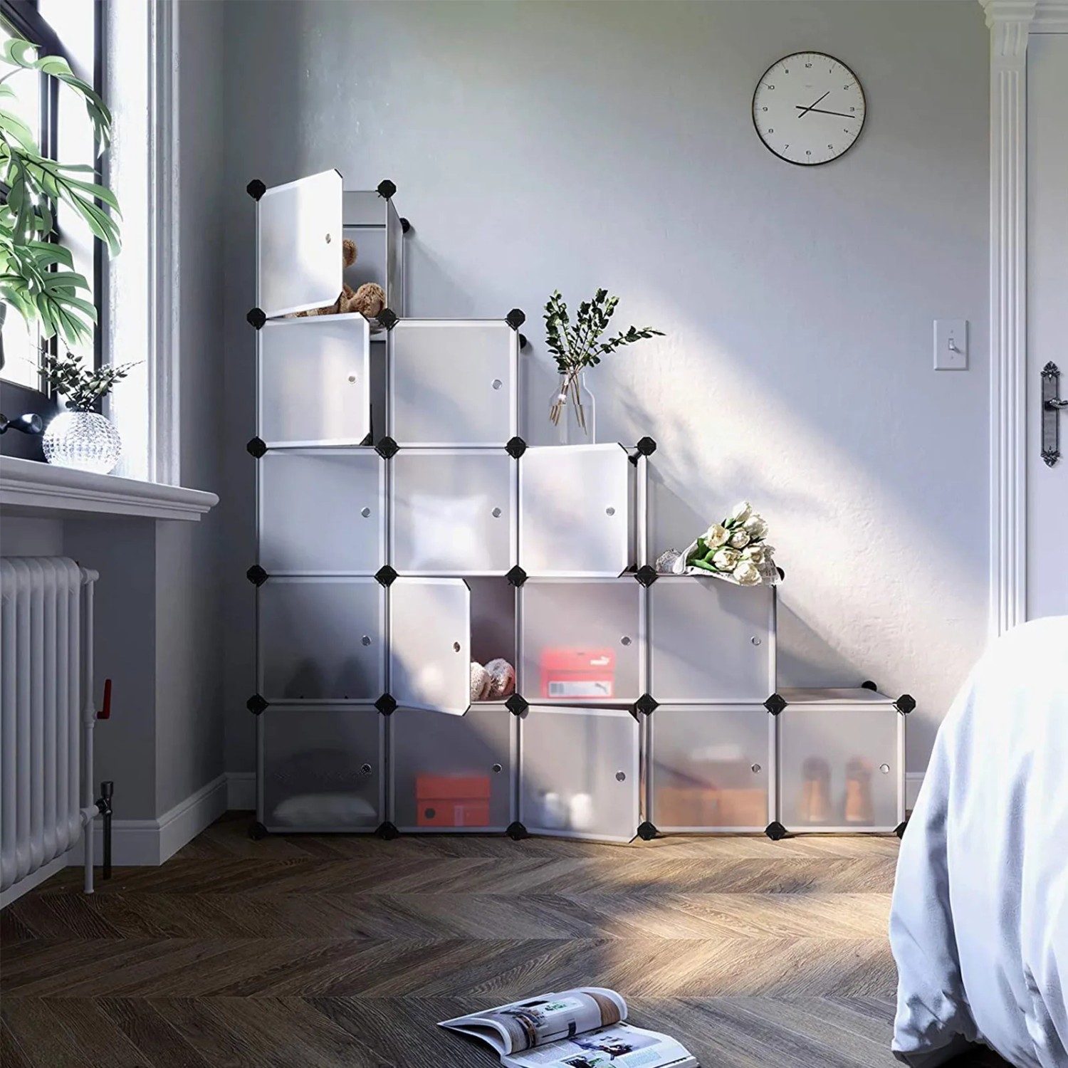 Weißes Songmics Regalsystem mit 16 Würfeln als Schuhkommode im Wohnraum.