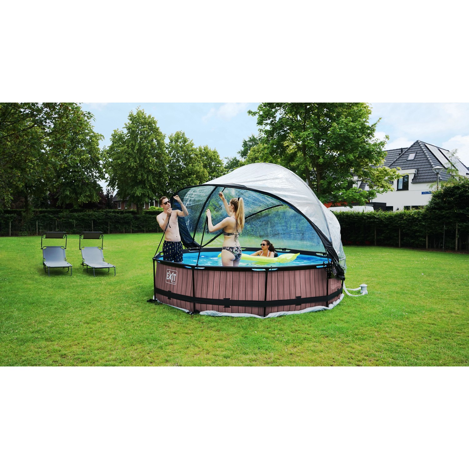 Runder, grüner EXIT Lime Pool ø 360 cm mit Filterpumpe und Abdeckung im Garten.