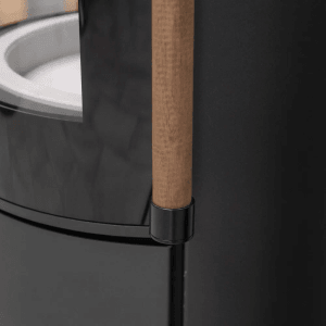 Detailaufnahme: H&M Germany Kaminofen MONO 3.0, Stahl creme-weiß, Holzgriff.