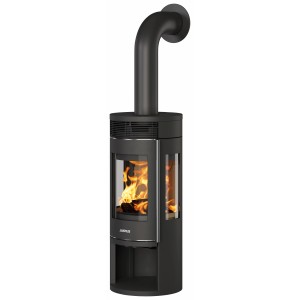 Schwarzer Justus Kaminofen Mino Trios 2.0 aus Stahl mit drei Scheiben und Holzfach. Kaminofen für gemütliche Wärme.