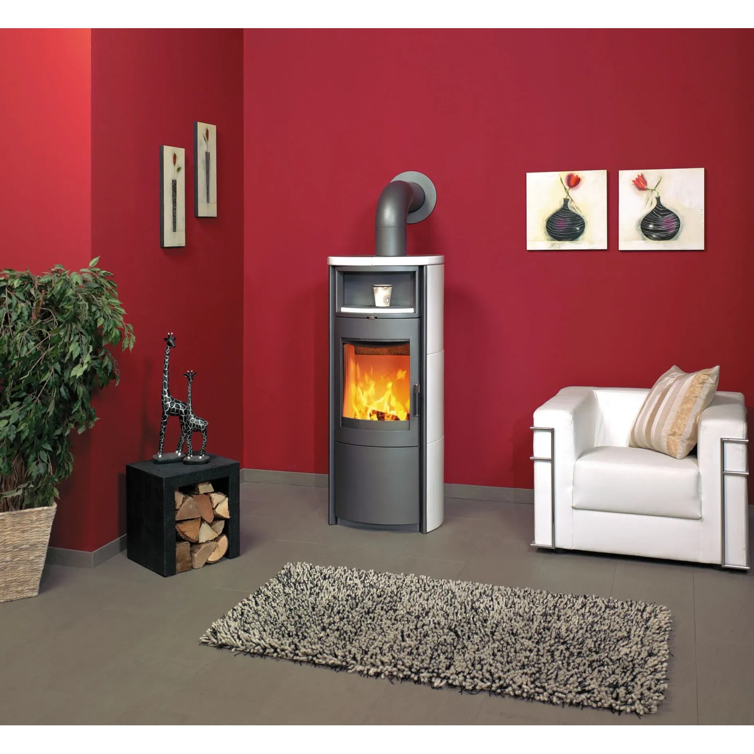 Hark Küchenofen Nika ECOplus, creme-weiße Kacheln, 5 kW, mit Automatik im Wohnraum.