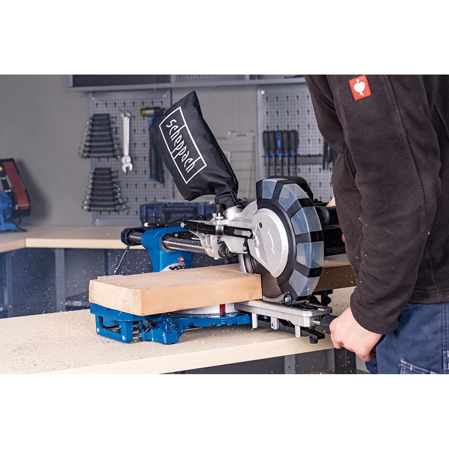 Scheppach HM216SPX Kapp-, Zug- und Gehrungssäge beim Sägen von Holz.