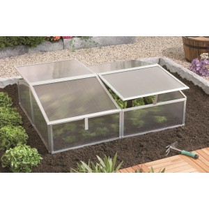Vitavia Frühbeet Gaia 2X aus Aluminium mit geöffneten Dachfenstern im Garten.