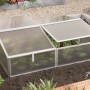 Vitavia Frühbeet Gaia 2X aus Aluminium mit geöffneten Dachfenstern im Garten.