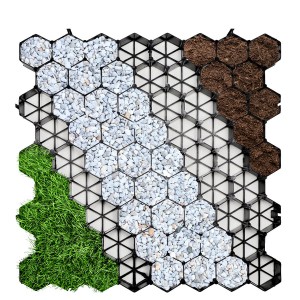 Schwarzes KARAT Rasengitter aus Kunststoff, teilweise befüllt mit Rasen, Kies und Erde.