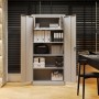 Weißer JAN NOWAK TOMASZ Aktenschrank aus Stahl, offen mit Ordnern und Geheimfach, in modernem Büro. Abschließbarer Büroschrank.