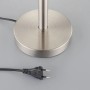 Runde, gebürstete Metallbasis der Lindby Jolie Tischlampe mit schwarzem Eurostecker auf grauem Untergrund.